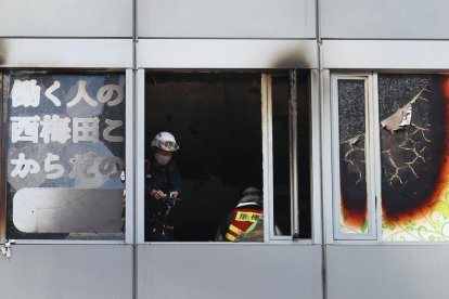 Los Bomberos trabajan en el fuego en la clínica psiquiátrica.