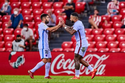 Memphis Depay celebra el gol de l’empat amb el seu company Jordi Alba.