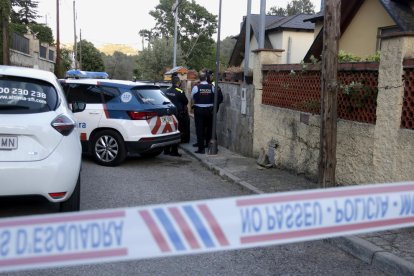 Desplegament de mossos davant la casa de l’assassinat a Corbera.