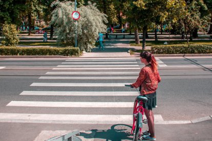 Així cal creuar un pas zebra amb patinet o bicicleta per evitar una multa de 200 euros