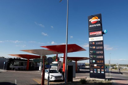 Varios conductores repostan sus vehículos en una gasolinera.