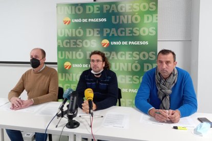 Jordi Prió, Josel Sellart i Santi Caudevilla (d'esquerra a dreta), en roda de premsa d'Unió de Pagesos a Lleida.