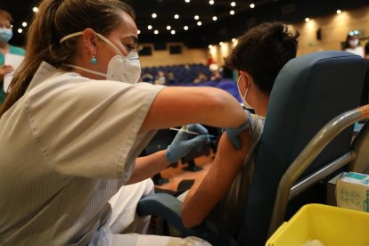 Un menor rep la vacuna en un centre de vacunació.