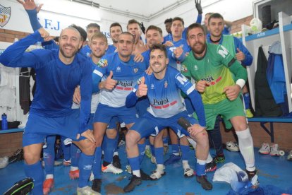 Los jugadores del Mollerussa celebrando el miércoles en el vestuario la clasificación.