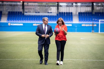 Xantal Llavina i Joan Laporta, a les instal·lacions del FC Barcelona.