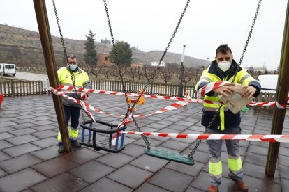 Seròs precinta els parcs infantils i acumula 28 casos en dos setmanes