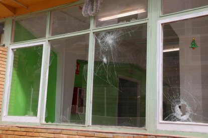 Les finestres del centre de menors de Torredembarra, destrossades després de l'atac d'aquest dijous.