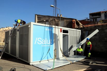 La col·locació d'un mòdul prefabricat al costat del CAP d'Oliana.