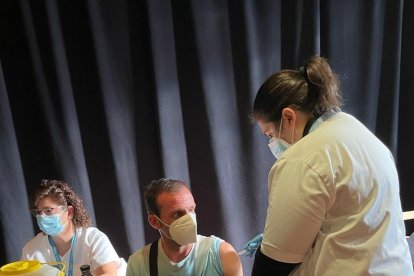 Terceras dosis en Alcarràs  -  El departamento de Salud habilitó ayer un punto de vacunación temporal en el Centre Major d’Alcarràs para administrar la tercera dosis a trabajadores agroalimentarios del Baix Segre y de otros municipios del Seg ...