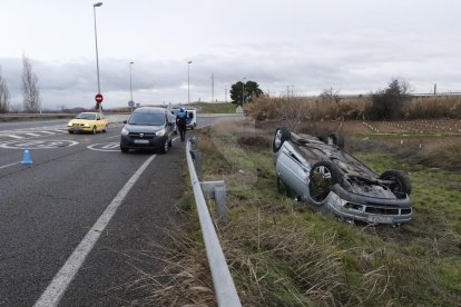 Vuelca un turismo en la carretera LL-11 entre Ronda y Cappont