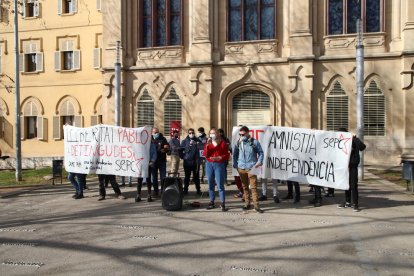 Concentración ayer ante el Rectorat de la UdL en una protesta por la libertad de expresión. 