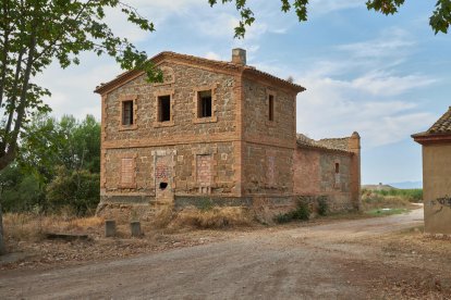 Instalaciones para el control de las infraestructuras de riego  -  Las casas o “caselles” de los acequieros y de los guardas del canal estuvieron en uso hasta la década de los ochenta del siglo pasado. La modernización y mecanización en el c ...