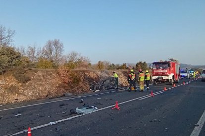 El turismo que conducía la víctima ardió y quedó calcinado tras la colisión frontal.