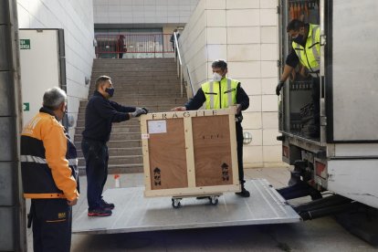 Una caixa de l’últim dels quatre viatges de les obres d’art de Lleida a Barbastre, el passat 10 de març.