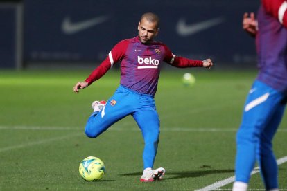 Dani Alves, ayer en su primer entrenamiento.