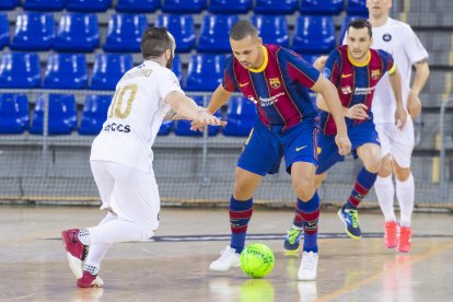 Ferrao, ante Ricardinho, abrió el marcador con un golazo.