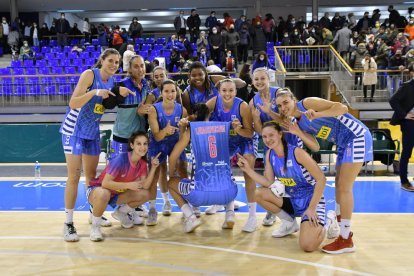 El equipo celebra la sexta victoria con el dorsal de Lukacovicova.