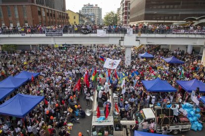 Manifestación de protesta contra el golpe militar en Rangún.