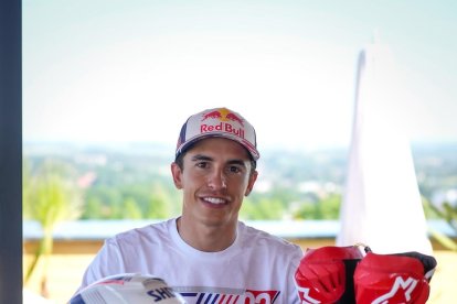 Marc Márquez mostró el casco que usará en Alemania.