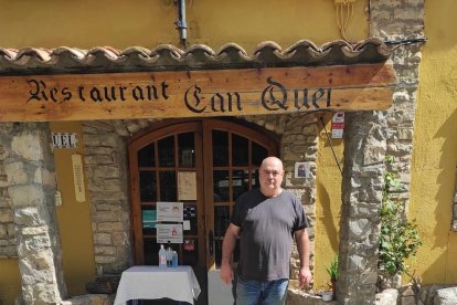 Josep Maria Camarasa en la entrada de su restaurante.