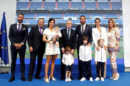 Sergio Ramos, acompañado de toda su familia, junto al presidente del Real Madrid, Florentino Pérez.