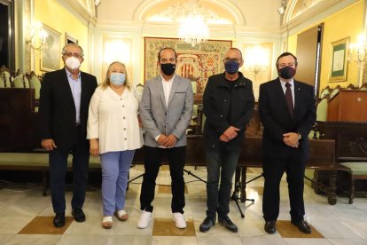 Lluís Cortés, en el centro, entre sus padres y Miquel Pueyo y el directivo azulgrana Joan Ramon Ramos.