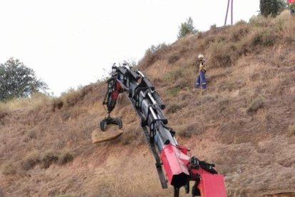 Operaris retirant ahir la pedra del Turó de Gardeny.