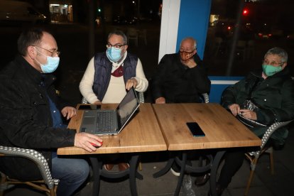 La junta de la asociación de vecinos del Clot, celebrando una reunión en un bar del barrio ayer. 