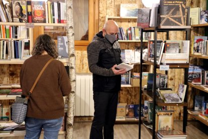 Dos clientes el pasado lunes en la nueva librería Natura Llibres, recién estrenada en la localidad de Alins, en la Vall Ferrera (Pallars Sobirà).