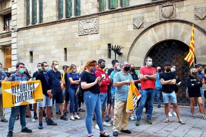 Decenas de personas rechazaron la condena en la plaza de la Paeria y también hubo concentraciones en La Seu d’Urgell y otras localidades.