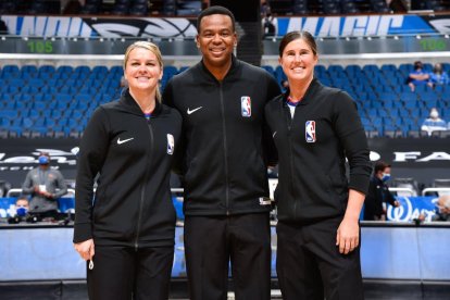 El trio arbitral que va fer historia a l’NBA al xiular dos dones.