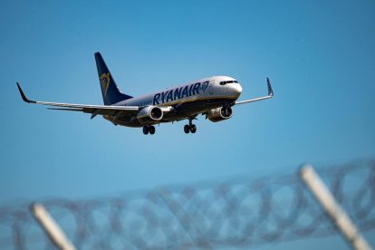 La Inspección de Trabajo obliga a Ryanair a dejar de cobrar el agua a su tripulación en los vuelos