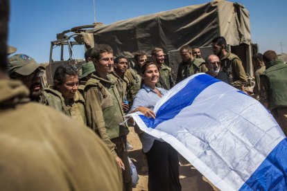 Civiles israelíes apoyan a los soldados estacionados en la frontera de Gaza, cerca de Sderot. 