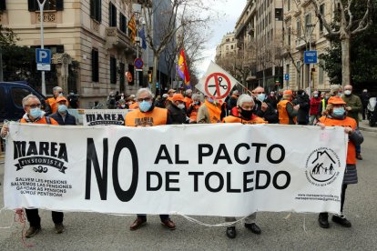 Protesta de la Marea Pensionista este lunes en las calles de Barcelona. 