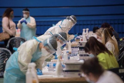 Varios sanitarios durante la realización de un cribado poblacional masivo en Castilla-La Mancha.