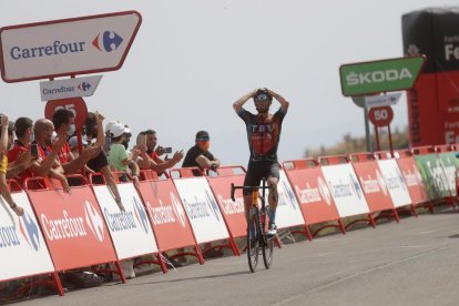 Damiano Caruso celebra su triunfo tras una gran escapada.