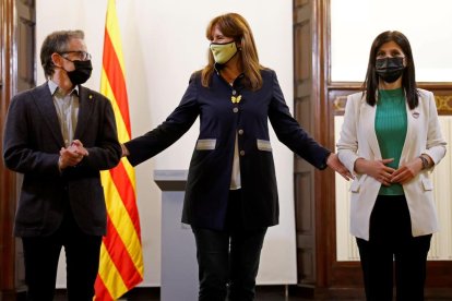 La presidenta del Parlament, Laura Borràs, ayer, flanqueada por Josep Maria Jové y Marta Vilalta, ambos diputados y dirigentes de ERC.