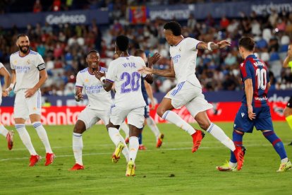 Vinicius celebra uno de los dos tantos que marcó al Levante.