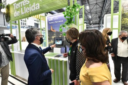 El conseller Tremosa frente al espacio dedicado a Lleida.