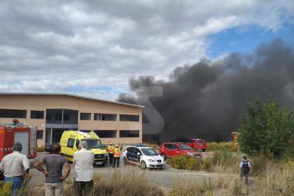 Espectacular columna de fum per un incendi en una nau a Torrefarrera