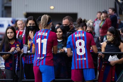 Alexia Putellas y Marta Torrejón firman autógrafos a las aficionadas tras el partido en Portland.