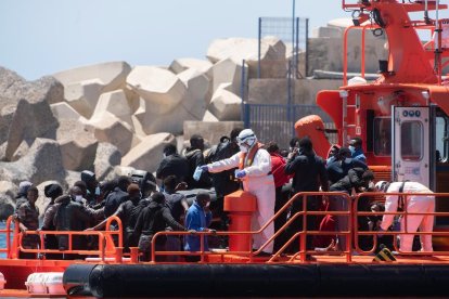 Llegada a puerto del barco de Salvamento Marítimo con los inmigrantes rescatados en Fuerteventura.