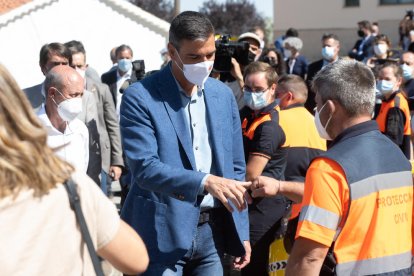 Pedro Sánchez saluda a efectivos de Protección Civil en Ávila.