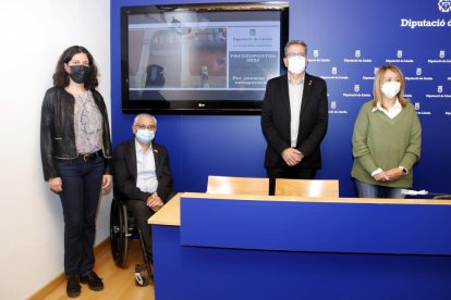 El presidente y vicepresidente de la Diputación de Lleida, Joan Talarn y Jordi Latorre, con las portavoces de ERC y JxCat, Mercè Carulla y Rosa Pujol, en la presentación de los presupuestos 2022.