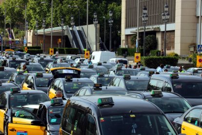 Pla tancat dels taxis esperant a l'Avinguda Maria Cristina de Barcelona minuts abans de començar