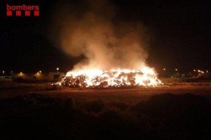 Queman un millar de balas de paja en Fondarella