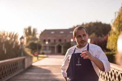 La família Prim fent una barbacoa a la terrassa del restaurant.