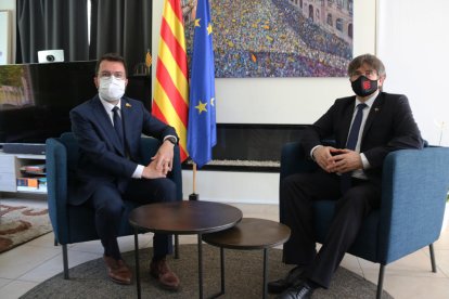 El president Pere Aragonès i Carles Puigdemont dins la Casa de la República, a Waterloo.