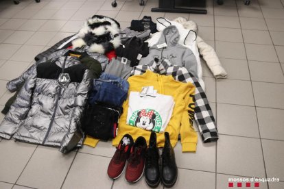 Las prendas de ropa recuperadas por los Mossos d'Esquadra en un domicilio de los detenidos.