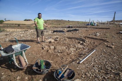 Ôscar Escala, d’Iltirta Arqueologia, mostra el nou túmul funerari (esquerra), i la restauradora Gemma Piqué neteja part d’un túmul descobert el 2015 (dreta).